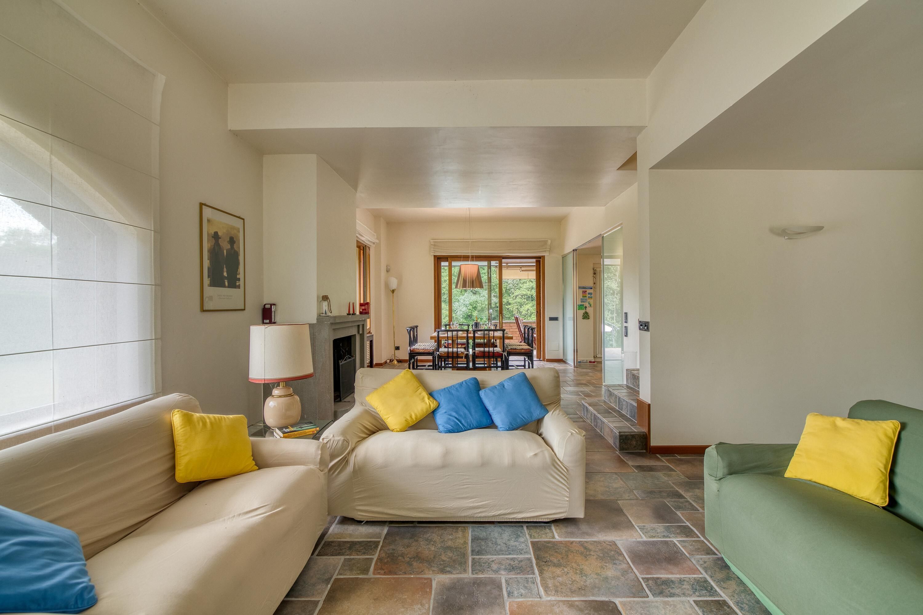 Televisi layar datar 21-inci dengan saluran TV kabel dan perapian