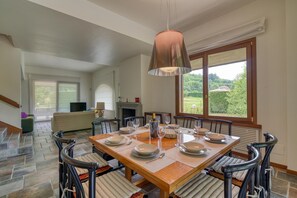 Family Villa, Multiple Bedrooms (Villa Bella Elena Private Swimming) | Dining - Villa Bella Elena Private Swimming Pool (Vergiate)