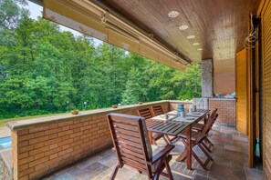 Outdoor dining - Villa Bella Elena Private Swimming Pool (Vergiate)