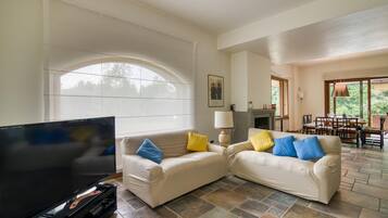 21-inch flat-screen TV with cable channels, fireplace