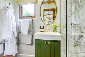 Combined shower/tub, towels - Hintock, featuring an outdoor bath, in Leigh, Dorset. (Sherborne)