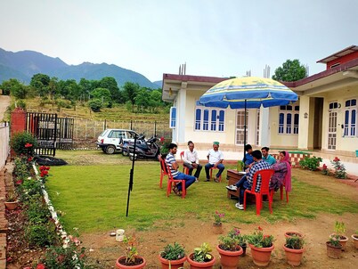 We are at a distance of 2.5 km from the paragliding landing site.