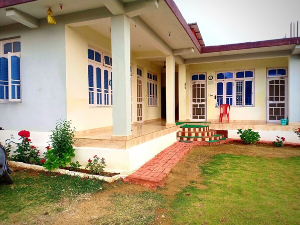 Exterior - We are at a distance of 2.5 km from the paragliding landing site. (Ahju, Bir Billing)