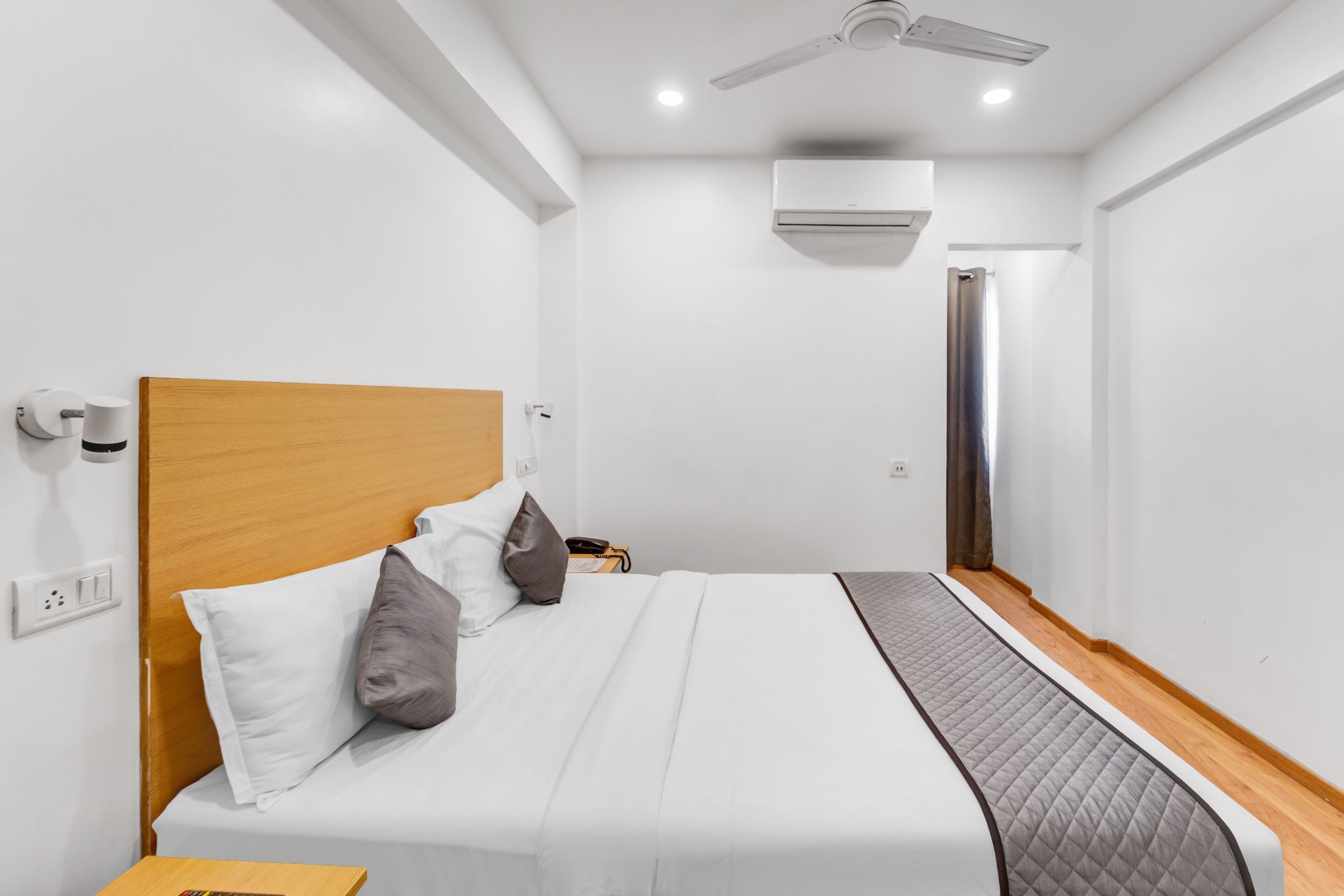 Quarto casal luxo | Roupas de cama antialérgicas, escrivaninha
