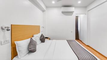 Quarto casal luxo | Roupas de cama antialérgicas, escrivaninha