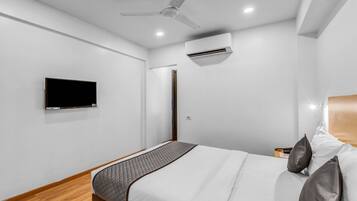 Deluxe Double Room | Peralatan tempat tidur hipoalergenik, meja, ruang kerja komputer riba