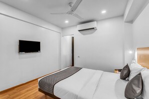 Kamar Double Deluks | Seprai antialergi, meja kerja, dan ruang kerja ramah laptop