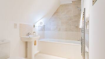 Combined shower/bathtub, hair dryer, towels