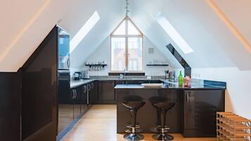 Fridge, oven, dishwasher, coffee/tea maker