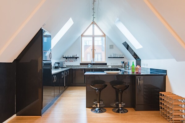 Fridge, oven, dishwasher, coffee/tea maker - Spacious city centre apartment by Bloom Stays with parking, central location (Canterbury)