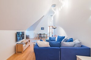 TV - Spacious city centre apartment by Bloom Stays with parking, central location (Canterbury)