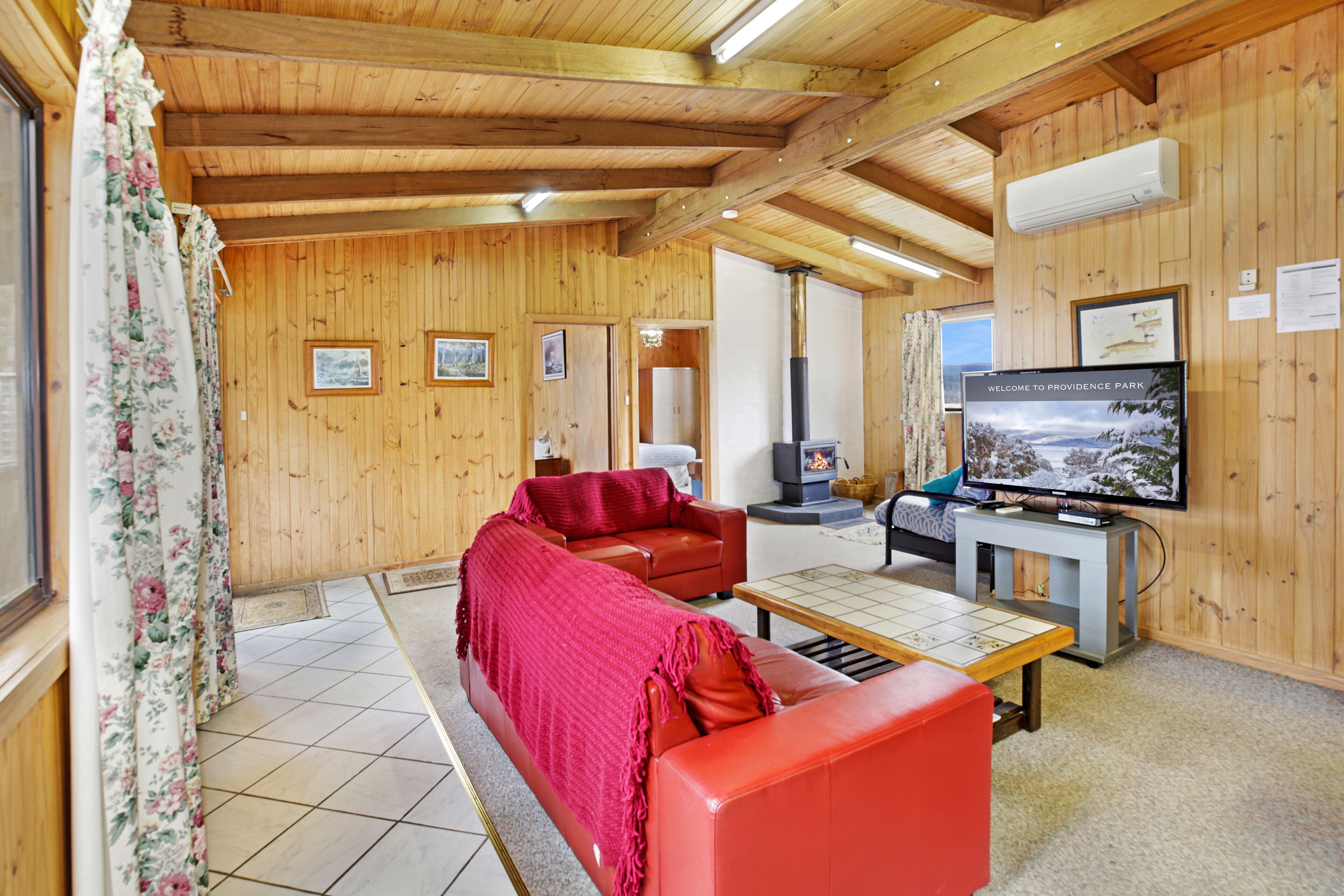 经  典村舍, 无烟房, 山景 | 起居区 | 43-英寸智能电视（配备数码频道）、Netflix、收费电影