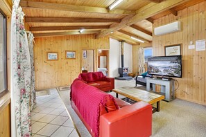 Cottage Classique, non-fumeurs, vue montagne | Coin séjour | TV connectée, Netflix, films à la carte, services de streaming