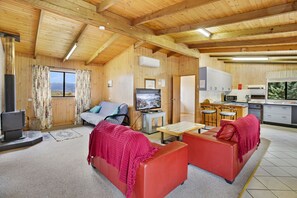 Classic-Ferienhaus, Nichtraucher, Bergblick | Wohnbereich | 43-Zoll-Smart-TV mit Digitalempfang, Netflix, Pay-TV