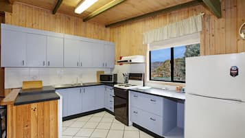 Classic Cottage, Non Smoking, Mountain View | Private kitchen