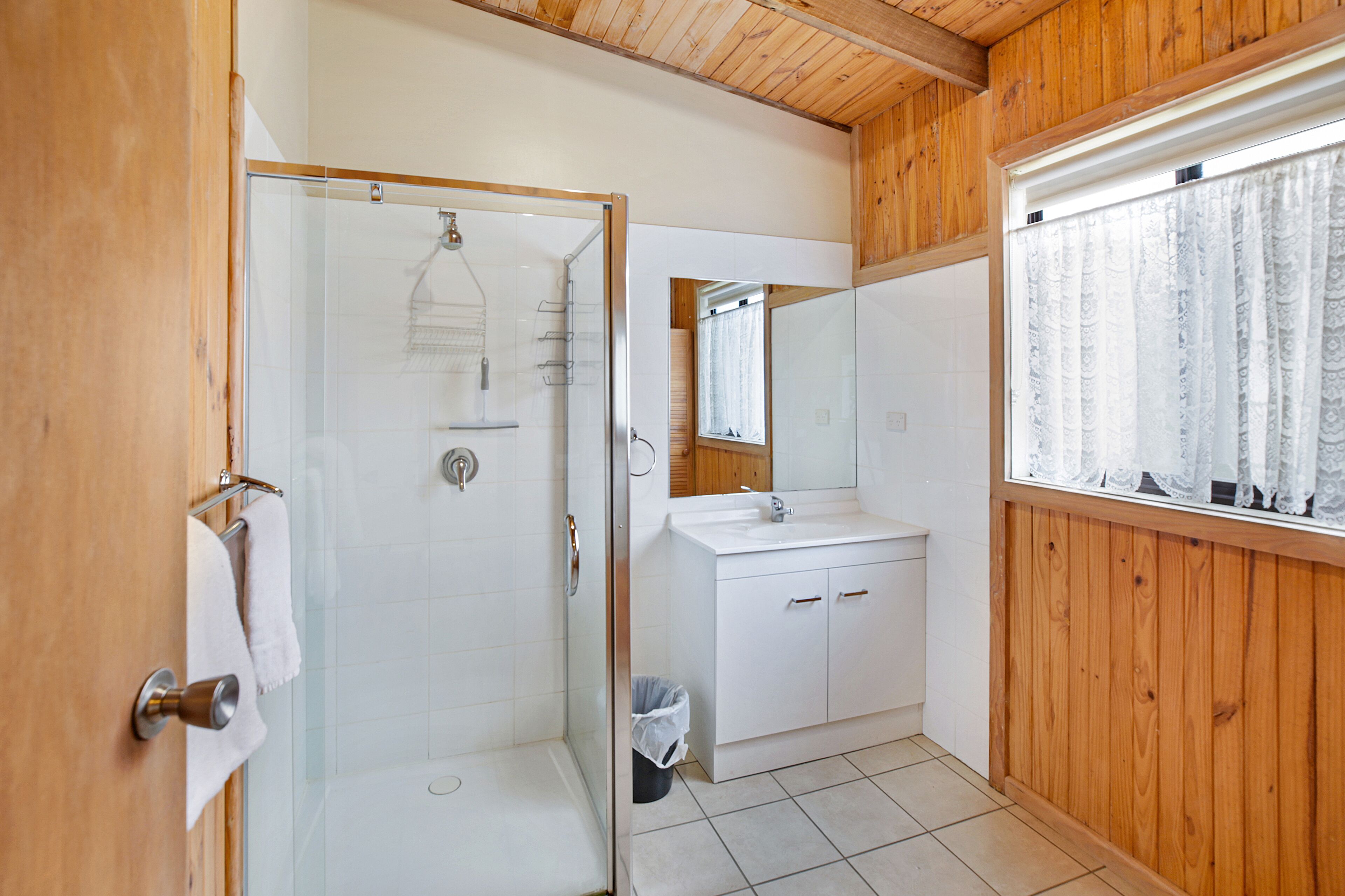 Classic Cottage, Non Smoking, Mountain View | Bathroom | Shower, hair dryer, towels