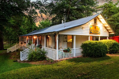 *NEW* King Bed/Fireplace/Jetted Tub/Free Bikes