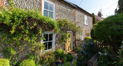 Bella's Cottage - a self catering cottage that sleeps 3 guests in 2 bedrooms