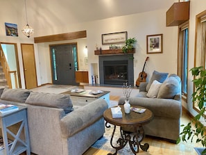 Smart TV, chimenea, tenis de mesa y libros 