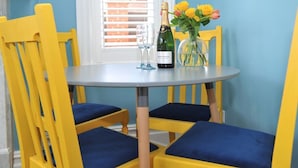 Dining - An apartment that sleeps 2 guests  in 1 bedroom (Cheltenham)