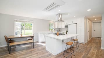 Refrigerador, microondas, parrilla de estufa y lavavajillas