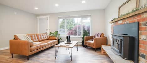 Una Smart TV, una chimenea