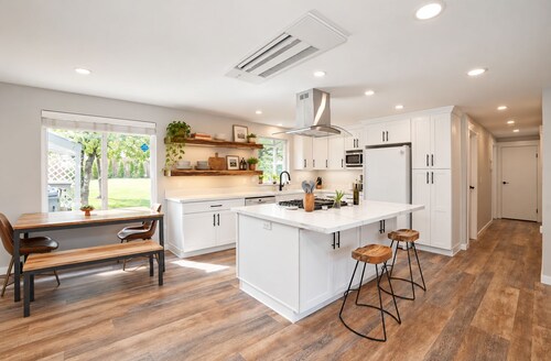 Beautiful Stylish Home With Hot Tub