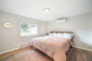 4 室のベッドルーム、セーフティボックス (室内)、デスク、アイロン / アイロン台