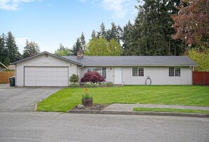 Exterior - Beautiful Stylish Home With Hot Tub (Puyallup)