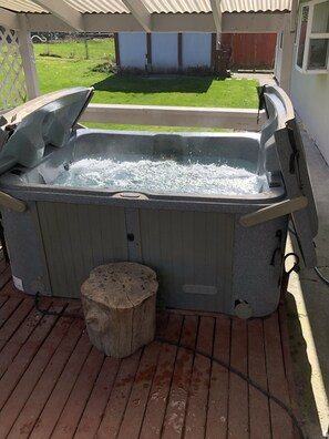 Outdoor spa tub - Beautiful Stylish Home With Hot Tub (Puyallup)