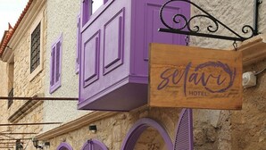 En byggnad med en skylt där det står ”Selami Hotel”.
