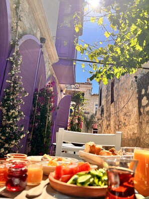 朝食 (郷土料理)、毎日提供 (無料)