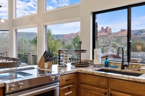 冷蔵庫、電子レンジ、オーブン、コンロ