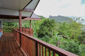 Property grounds - The Mati House (Huahine)
