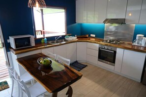 Fridge, microwave, oven, coffee/tea maker - The Mati House (Huahine)