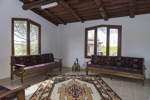 Bungalow truyền thống, 1 phòng ngủ | Khu phòng khách | TV LCD 32-inch có truyền hình vệ tinh, TV, màn hình máy tính 