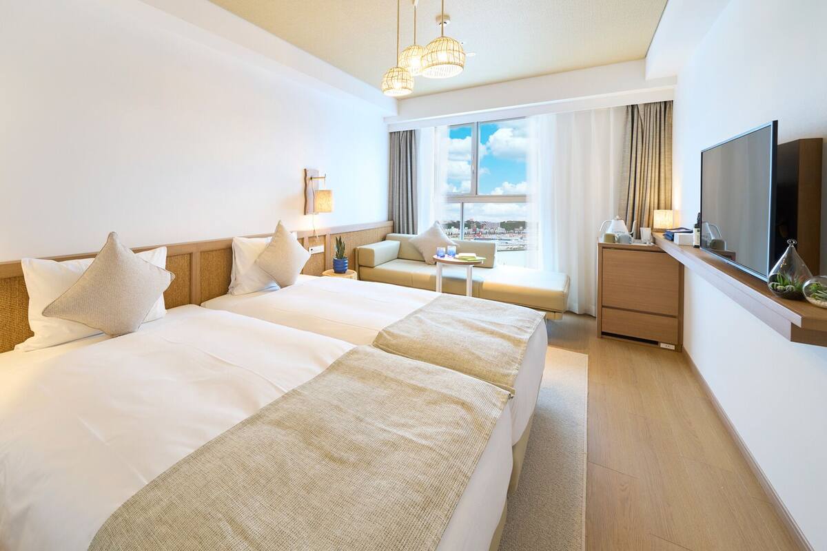 Desk, WiFi (free), individually furnished, bed sheets