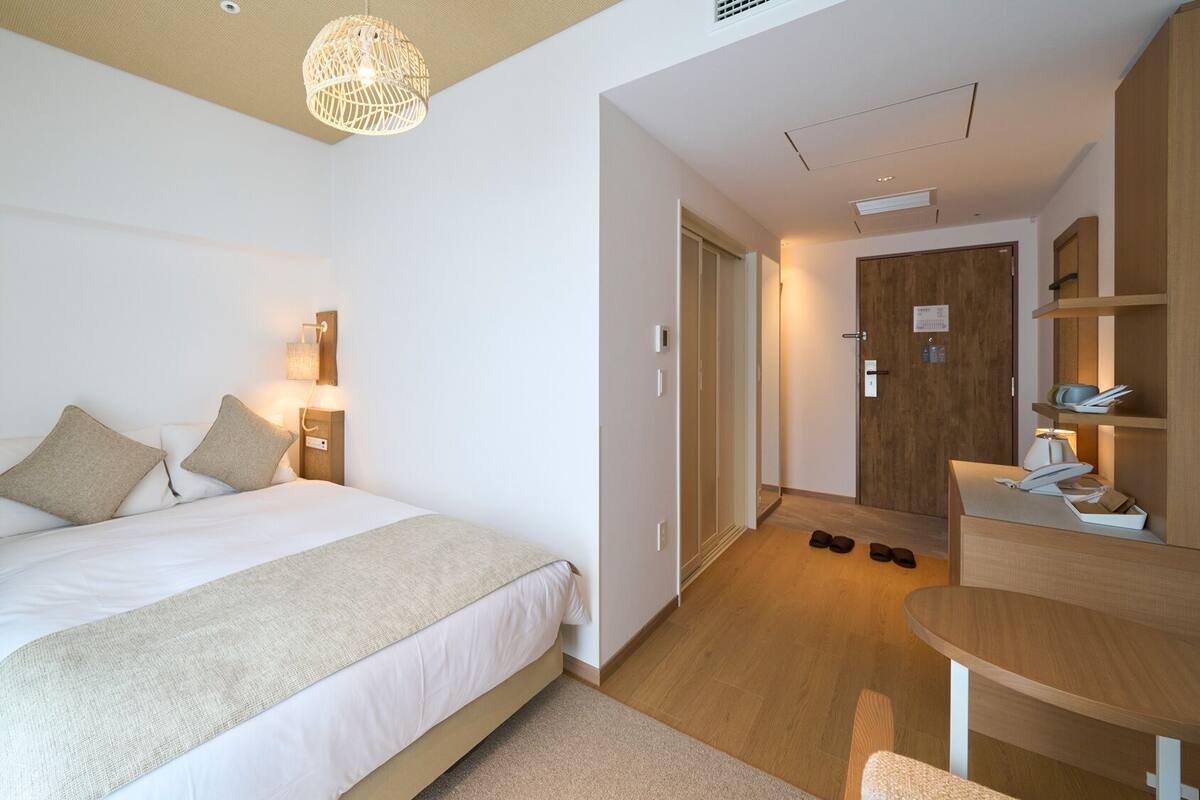 Desk, WiFi (free), individually furnished, bed sheets