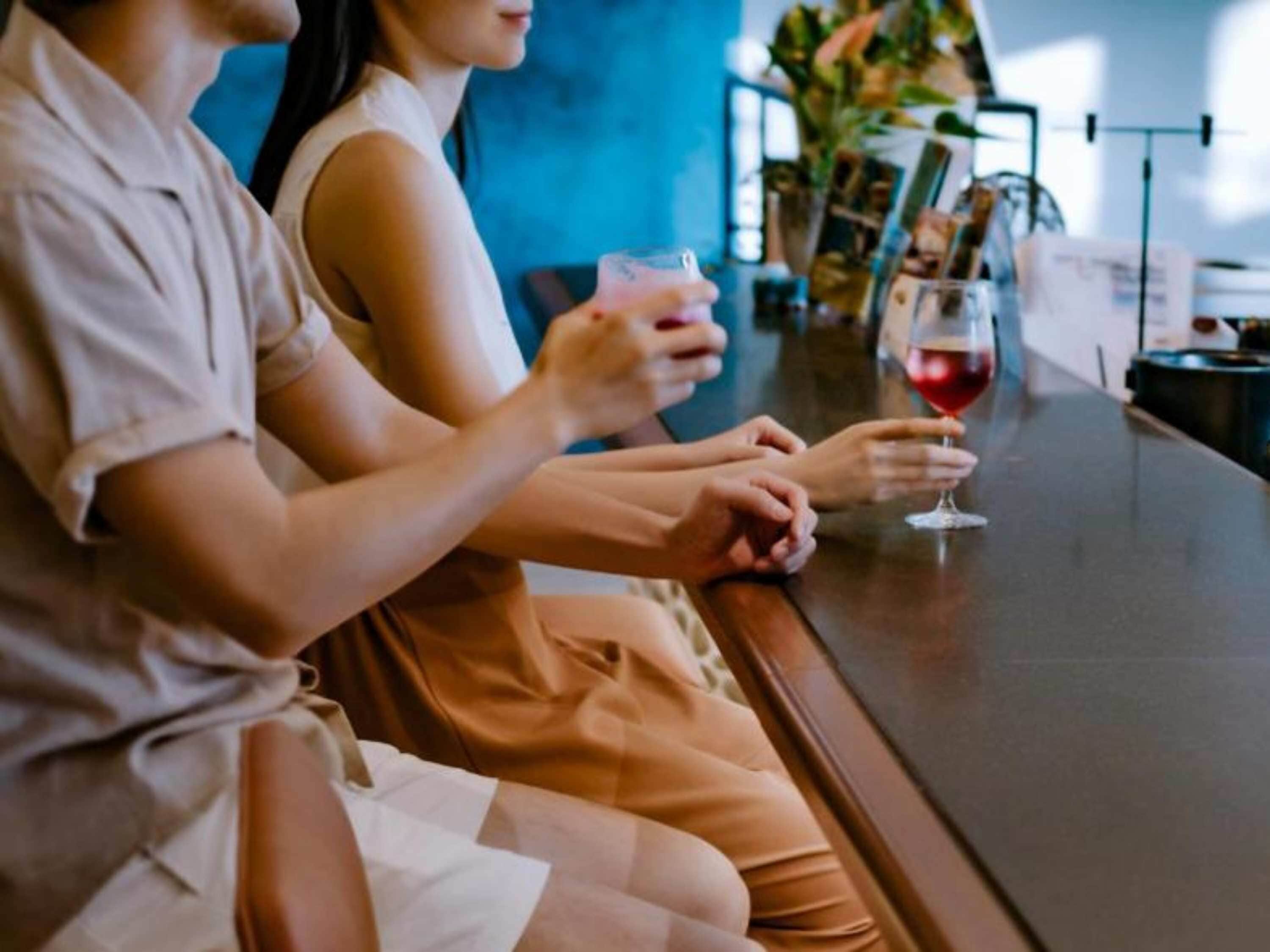 Eine Bar mit Theke und zwei Gästen.