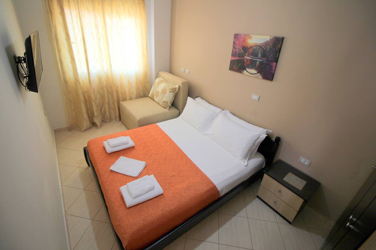 Free WiFi, bed sheets