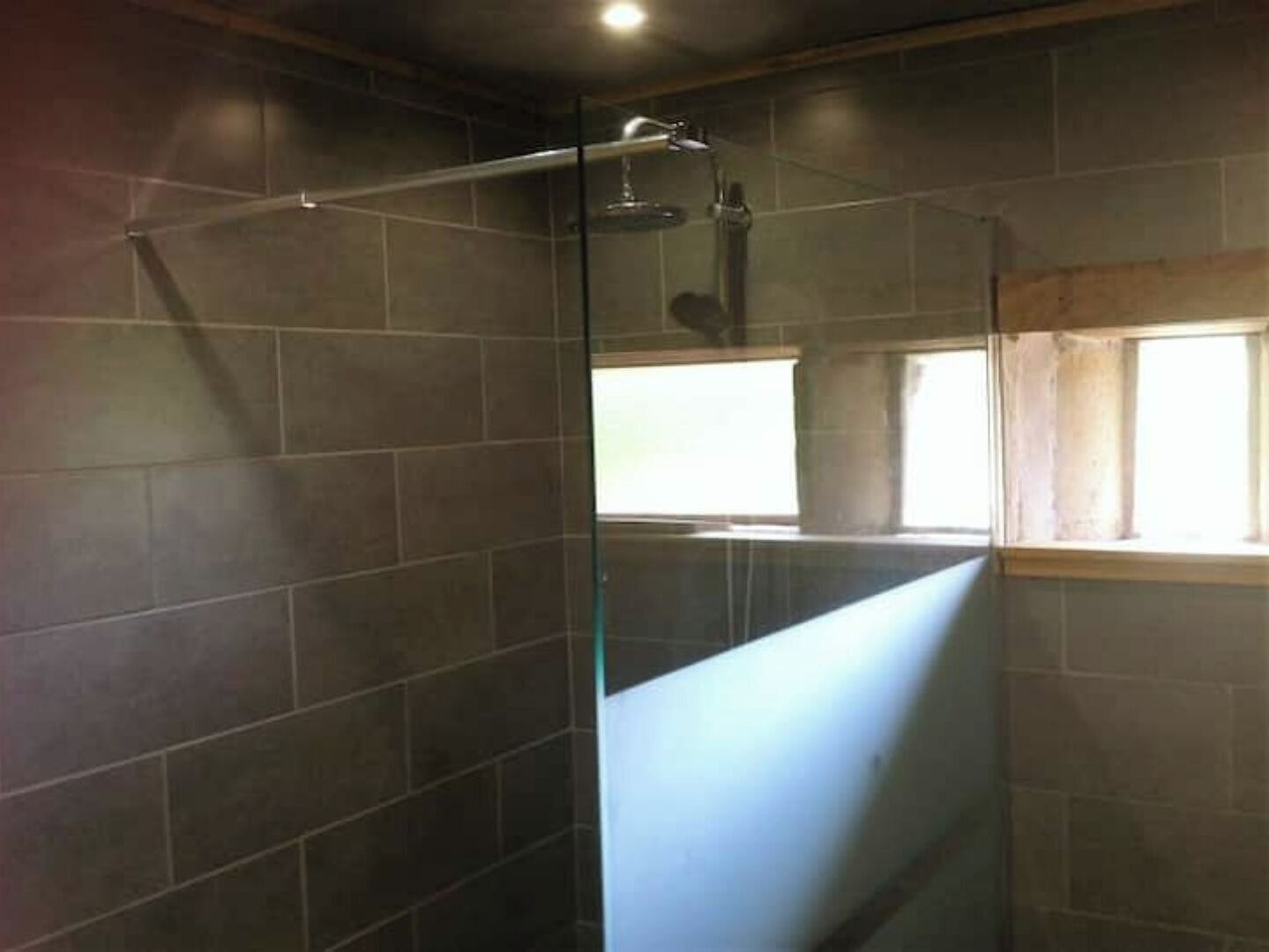 Douche, sèche-cheveux, serviettes fournies, savon
