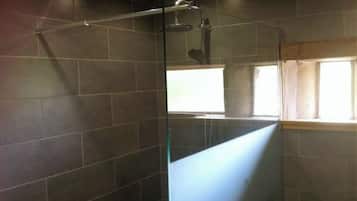 Douche, sĂšche-cheveux, serviettes fournies, savon
