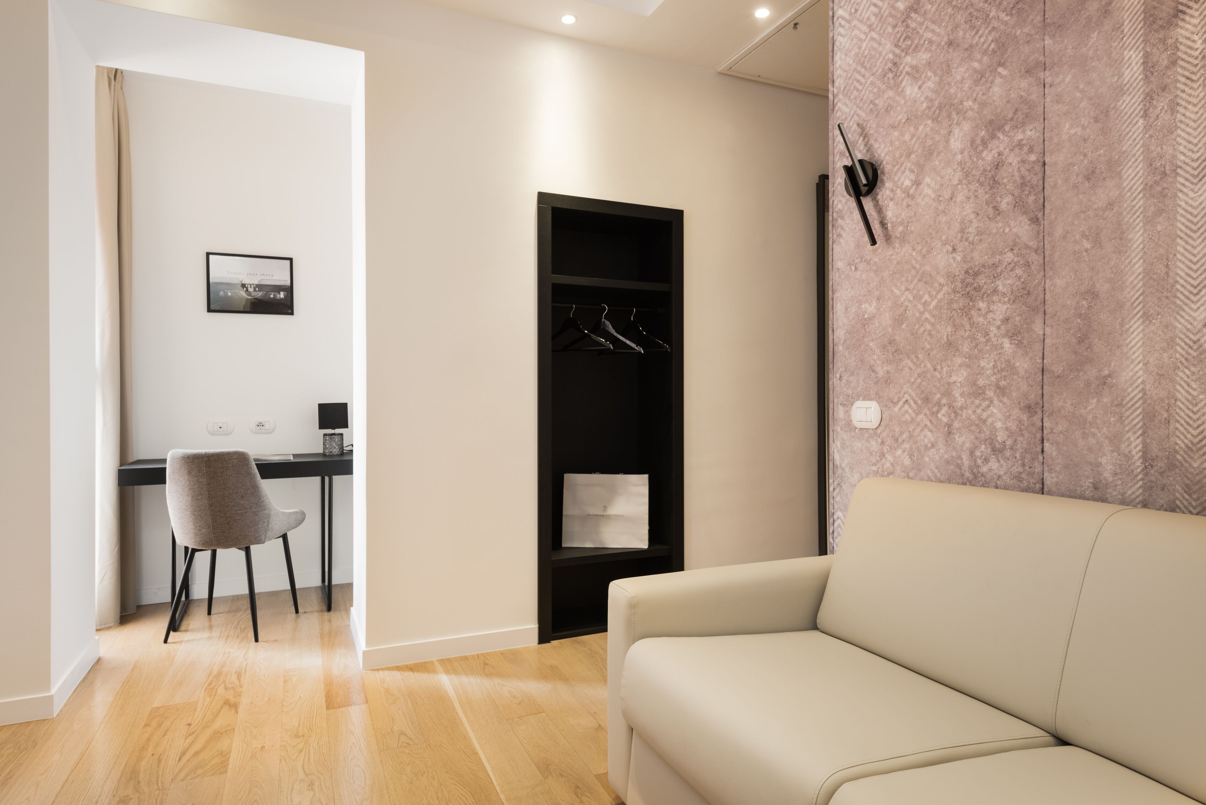 Deluxe Suite | Minibar, in-room safe, individually decorated, individually furnished