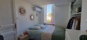 4 chambres, bureau, fer et planche à repasser, lit de bébé portatif