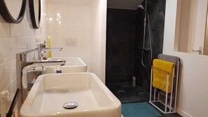 Baignoire, séchoir à cheveux, serviettes fournies, savon