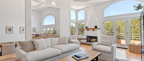 Fernseher, Kamin, Bücher, Stereoanlage