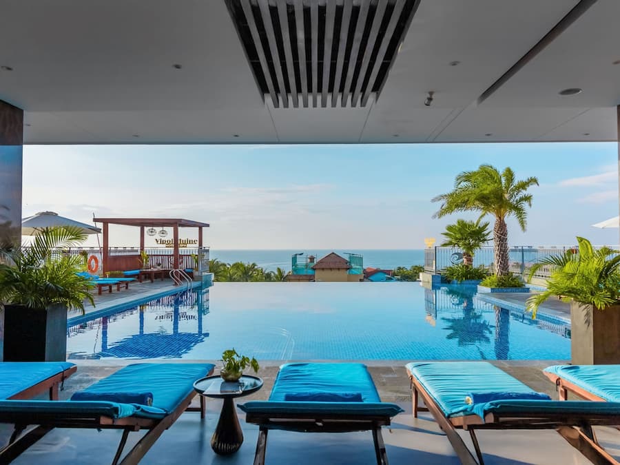 Utendørsbasseng og solsenger