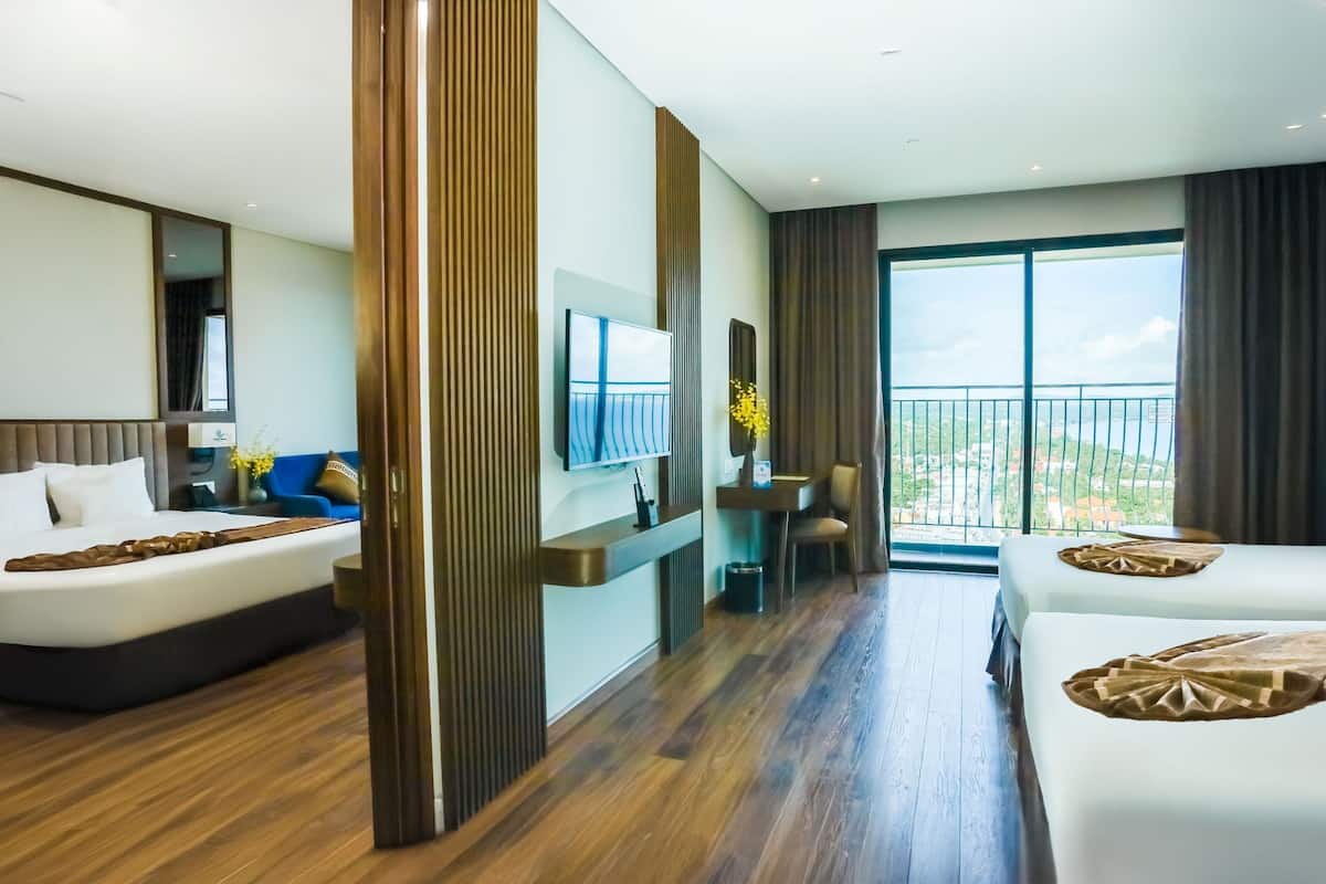 Kamar Keluarga, kamar terhubung, pemandangan laut (Deluxe) | Seprai premium, bantalan ekstra lembut, minibar, dan brankas