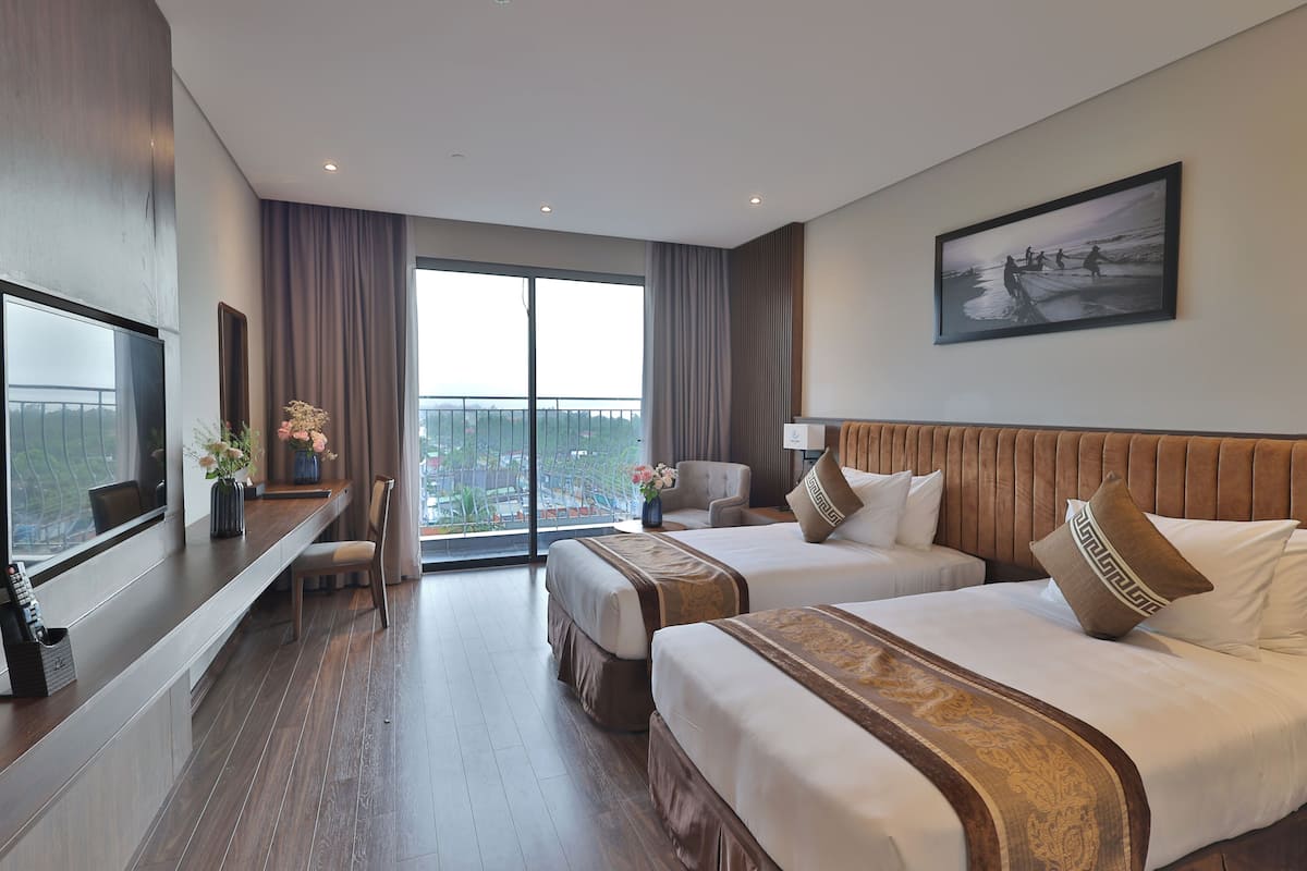 Premium bedding, pillowtop beds, minibar, in-room safe