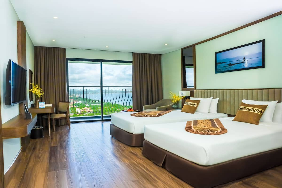 Seprai premium, bantalan ekstra lembut, minibar, dan brankas